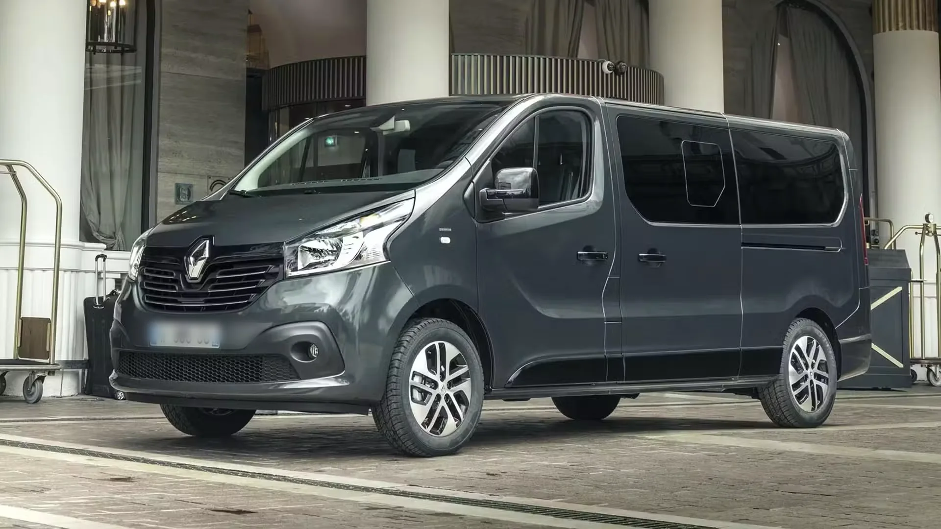 Van Renault Trafic Passenger, vue avant