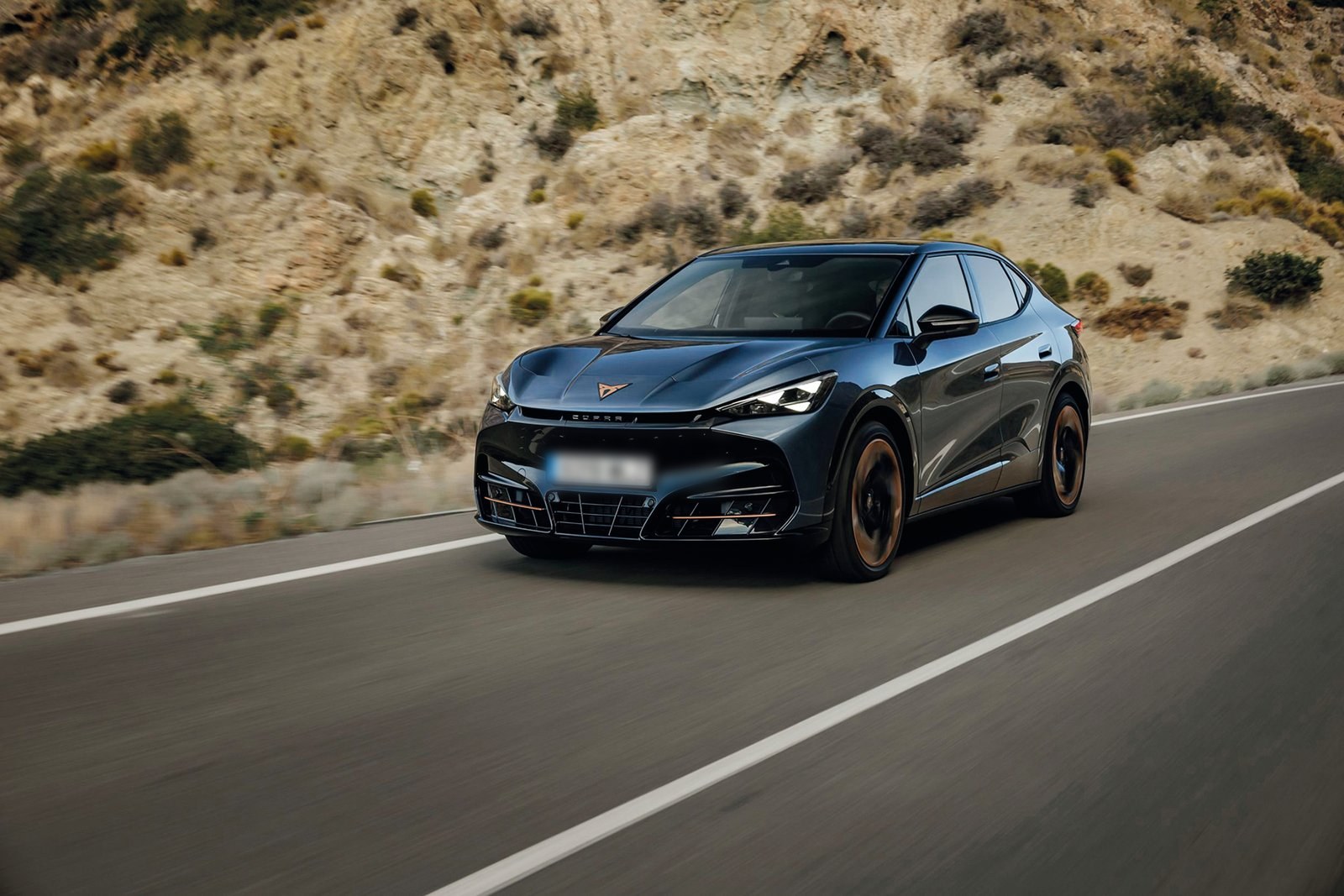 Cupra Tavascan, SUV électrique premium de DLH Chauffeur, de nuit